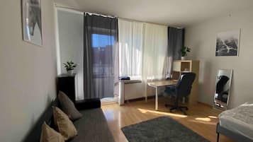 1 bedroom, desk, WiFi