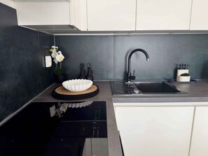 Fridge, microwave, oven, stovetop - Holiday flat with terrace and sea view (Zadar - Kruševo Karin)