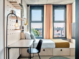 Quarto solteiro básico | Escrivaninha, espaço de trabalho para notebook, cortinas blackout