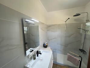 Sèche-cheveux, bidet, serviettes fournies, savon