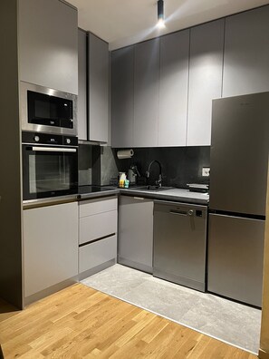 Een koelkast, een magnetron, een vaatwasser