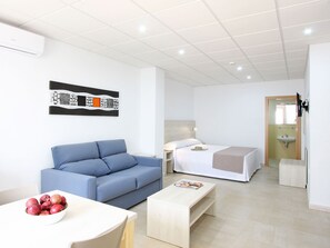 Cortinas blackout, tabla de planchar con plancha y wifi gratis 