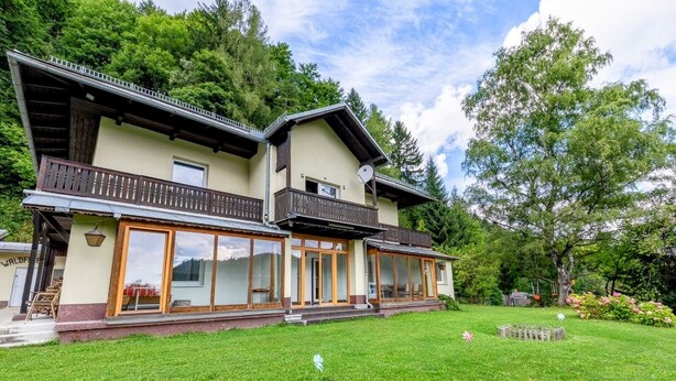 A two-story house with large windows and a balcony. - Local tax 3 Eur Guest for Night (Semmering)