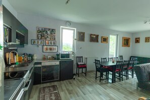 Apartamento | Cocina privada | Frigorífico, microondas, horno y placa de cocina
