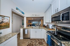 Kjøleskap, mikrobølgeovn, ovn og oppvaskmaskin