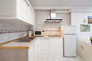 Geladeira, micro-ondas, cooktop, cafeteira/chaleira