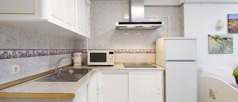 Frigorífic, microones, placa de cuina i cafetera i tetera