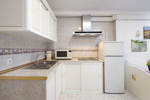 Frigorifero, microonde, piano cottura, macchina per tè/caffè