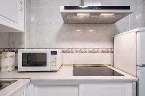 Geladeira, micro-ondas, cooktop, cafeteira/chaleira