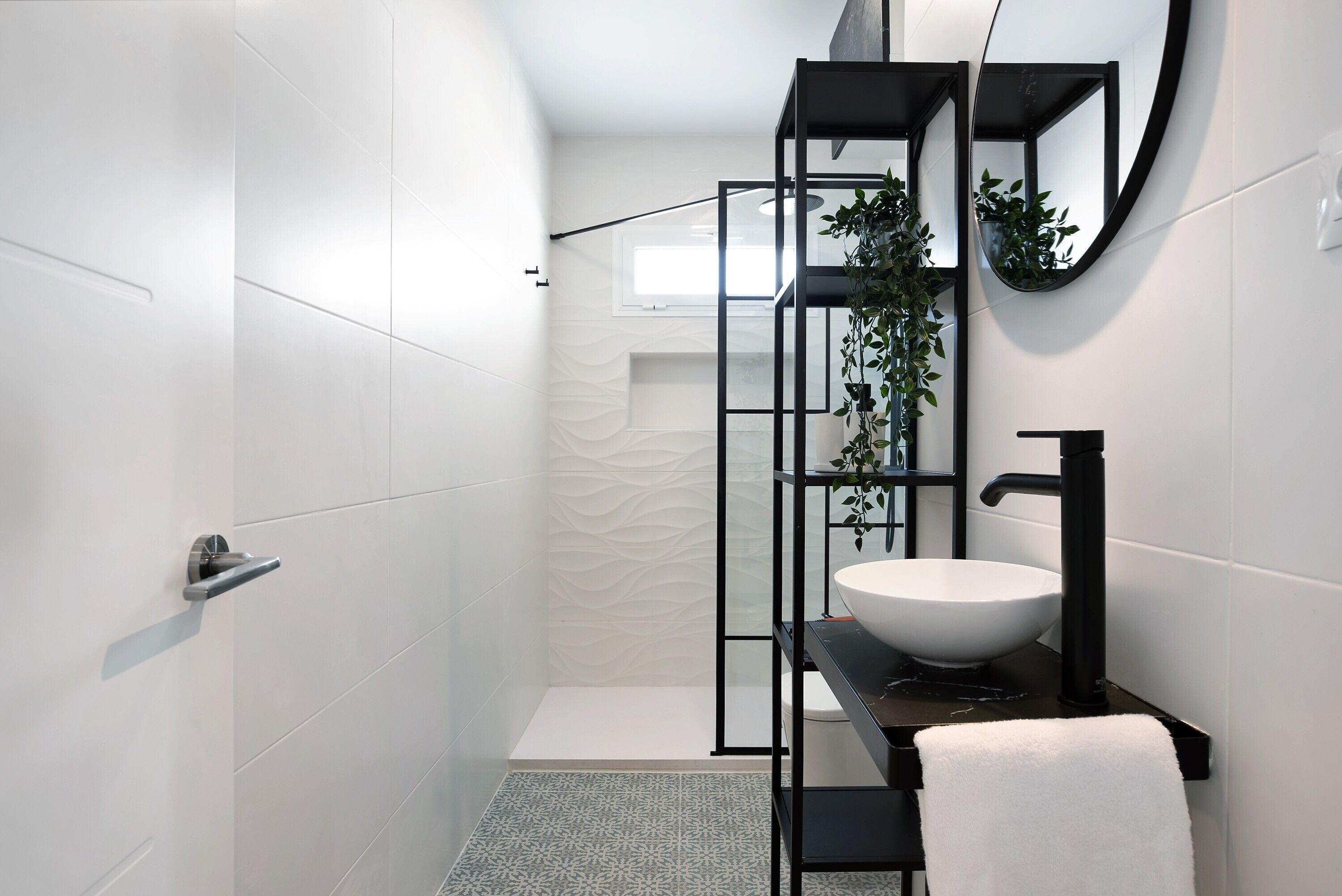 Shower, hair dryer, towels