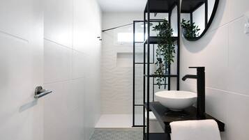 Shower, hair dryer, towels