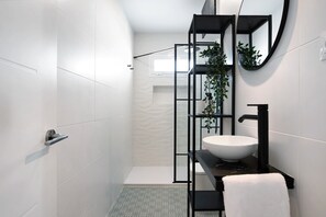 Dusche, Haartrockner, Handtücher