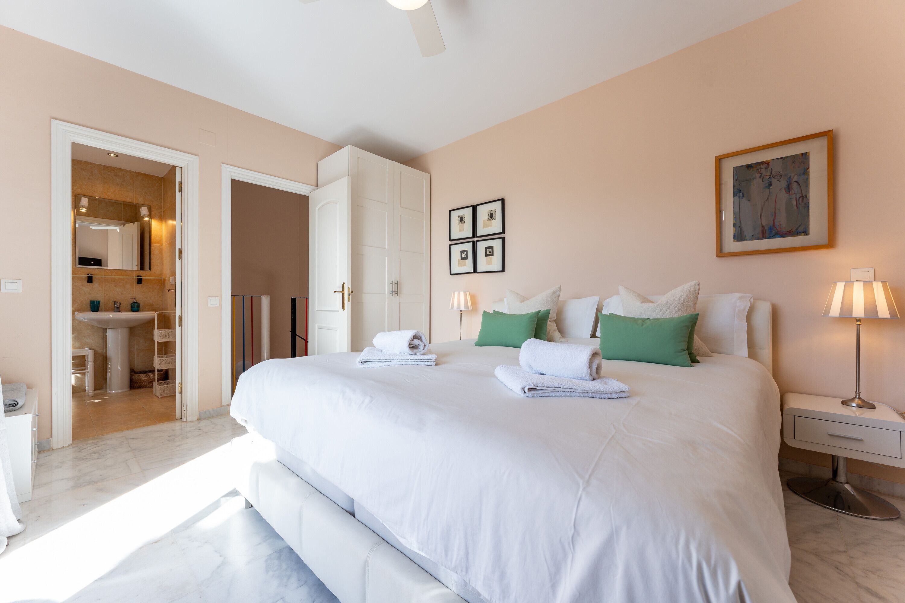 3 dormitorios, tabla de planchar con plancha, wifi gratis y ropa de cama