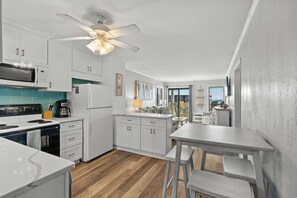 冷蔵庫、電子レンジ、オーブン、コンロ