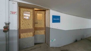 Un pasillo con una puerta identificada como 'COLONNE SECHE' y un cartel que dice 'CALLISTO' en la pared.