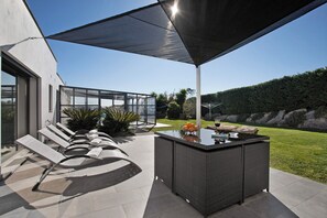 Terrace/patio - Villa 'Mila Piscina aquecida e Jacuzzi' with Mountain View, Private Pool and Wi-Fi (Salir de Matos)