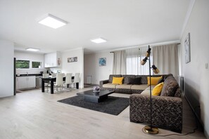 TV - Villa 'Mila Piscina aquecida e Jacuzzi' with Mountain View, Private Pool and Wi-Fi (Salir de Matos)