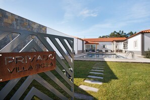 Pool - Villa 'Rosa Com Piscina E Jacuzzi' with Mountain View, Wi-Fi and Air Conditioning (Salir de Matos)