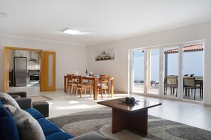 Dining - Villa 'Rosa Com Piscina E Jacuzzi' with Mountain View, Wi-Fi and Air Conditioning (Salir de Matos)