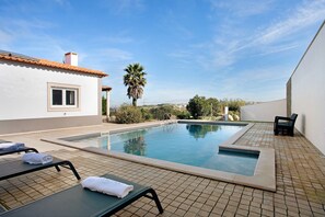 Pool - Villa 'Rosa Com Piscina E Jacuzzi' with Mountain View, Wi-Fi and Air Conditioning (Salir de Matos)