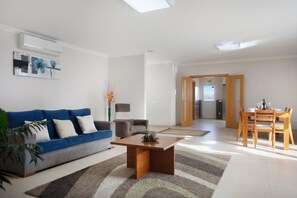 TV - Villa 'Rosa Com Piscina E Jacuzzi' with Mountain View, Wi-Fi and Air Conditioning (Salir de Matos)