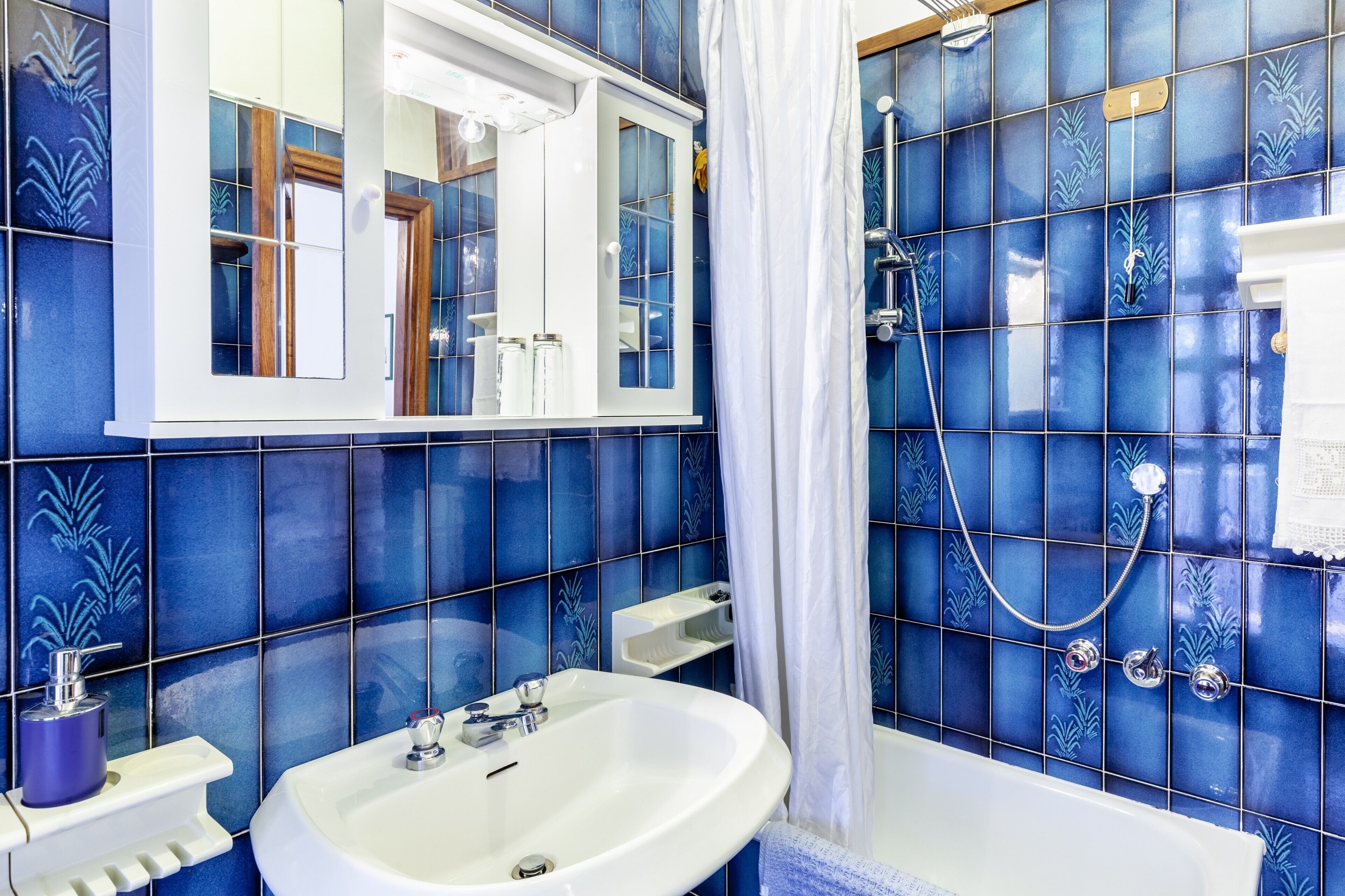 Douche, sèche-cheveux, serviettes fournies