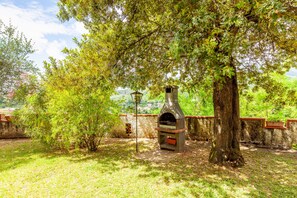 Property grounds - Holiday Home 'Seaview Camaiore' with Sea View, Private Pool and Wi-Fi (Camaiore)