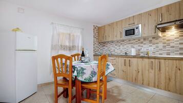 Een koelkast, een magnetron, een kookplaat