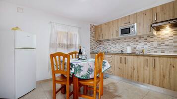 Een koelkast, een magnetron, een kookplaat