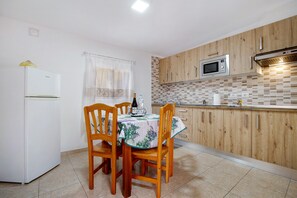 Geladeira, micro-ondas, cooktop, cafeteira/chaleira