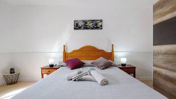 3 slaapkamers, een strijkplank/strijkijzer, gratis wifi, beddengoed