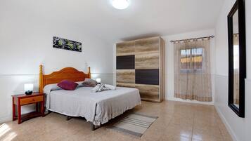 3 slaapkamers, een strijkplank/strijkijzer, gratis wifi, beddengoed