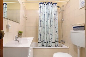 Shower, hair dryer, towels - Apartment 'Montechoro' with Balcony and Wi-Fi (Albufeira)