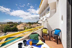 Outdoor dining - Apartment 'Montechoro' with Balcony and Wi-Fi (Albufeira)