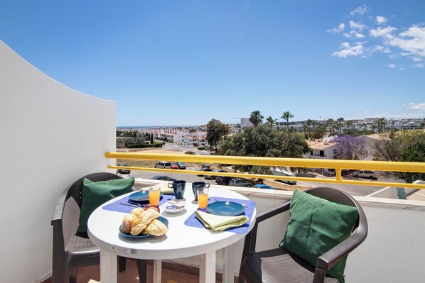 Outdoor dining - Apartment 'Montechoro' with Balcony and Wi-Fi (Albufeira)