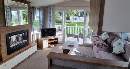 Immaculate 8-bed Cabin in Tattershall Lake