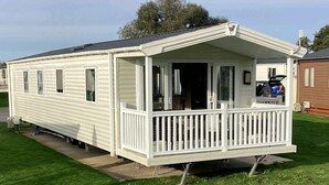 A white mobile home with a porch and a covered outdoor area. - Immaculate 8-bed Cabin in Tattershall Lake (Lincoln)