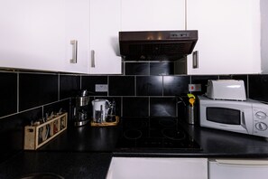 Réfrigérateur, micro-ondes, four, plaque de cuisson