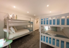 2 dormitoris, planxa i posts de planxar i roba de llit