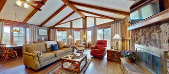 Family Friendly Cabin MTN views 2 living areas