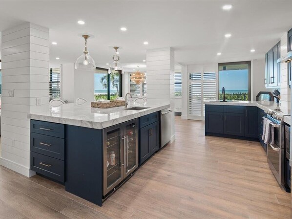 Frigorífico, microondas, horno y lavavajillas