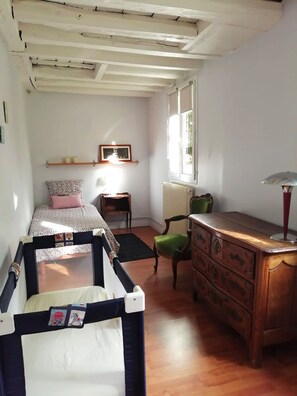 1 chambre, fer et planche à repasser, accès Internet, draps fournis