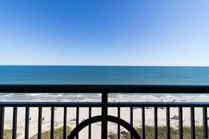 On the beach - 9th Flr 3 Bdrm Oceanfront Condo Breathtaking View (Myrtle Beach)