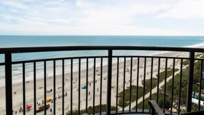 Un balcone con vista sulla spiaggia e sull'oceano.