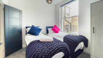 7 bedrooms, bed sheets