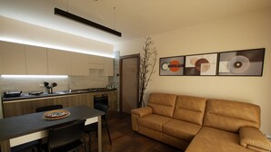 Eine moderne Küche mit Essbereich, einer Couch und abstrakter Wandkunst.
