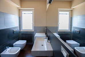 Douche, sèche-cheveux, bidet, serviettes fournies