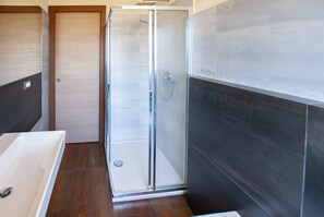 Douche, sèche-cheveux, bidet, serviettes fournies