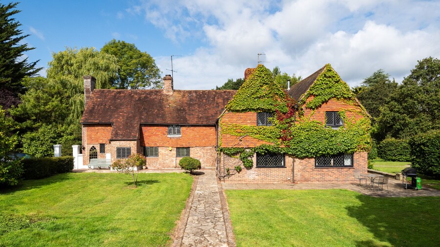 Country Home with Tennis Court & Hot Tub