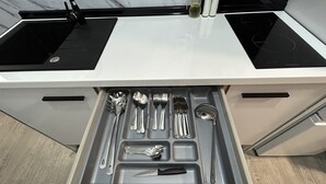 Eine Küche mit Einbauherd und einer Schubladenleiste für Küchenutensilien.